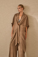 Caban fluido in satin con chiusura a nodo