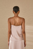 Top satin con scollo morbido e spalline