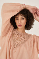 Camicia in voile con inserto crochet