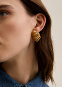 Orecchini a cerchio dorati con design scultoreo