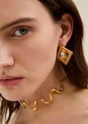 Orecchini geometrici dorati con cristallo a goccia