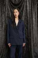 Giacca blu dal design essenziale