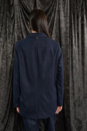 Giacca blu dal design essenziale