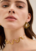 Collana dorata con design ondulato