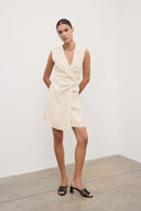 Abito smanicato con incrocio sul davanti