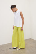 pantalone largo con pince