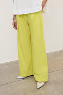 pantalone largo con pince