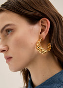 Orecchini a cerchio dorati con profilo ondulato