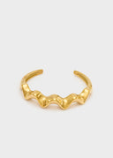 Bracciale rigido dorato con design ondulato