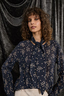 Camicia blu dal design essenziale