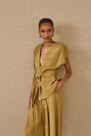 Top con scollo a V e cintura