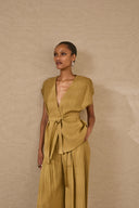 Top con scollo a V e cintura