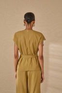 Top con scollo a V e cintura