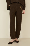 Pantalone dritto con catena decorativa