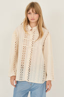 Camicia in pizzo con chiusura decorativa