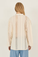 Camicia in pizzo con chiusura decorativa