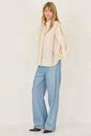 Camicia in pizzo con chiusura decorativa