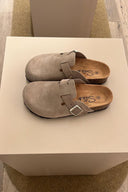 Ciabatte in suede con fibbia regolabile