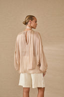 Blusa satin con sciarpa