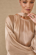 Blusa satin con sciarpa
