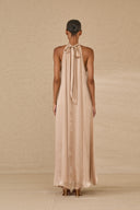 Abito lungo fluido con collo alto