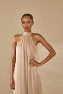 Abito lungo fluido con collo alto