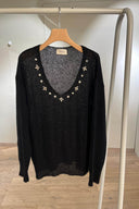 Maglia nera scollo a V con applicazioni