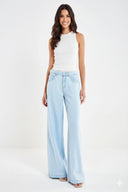 Jeans chiari a gamba ampia a vita alta