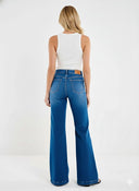 Jeans scuri a vita alta con bottoni decorativi