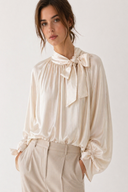 Blusa fluida con fiocco al collo