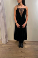 Abito nero in velluto con inserto in pizzo