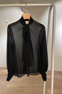 Blusa nera in chiffon con fiocco
