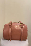 Borsa a mano rosa con dettagli dorati