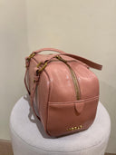 Borsa a mano rosa con dettagli dorati